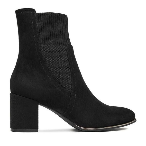 Botki JENNY. Czarne botki Jenny, bez wzorów, bez obcasa, na słupku, bez zapięcia. Za 159,99 zł.