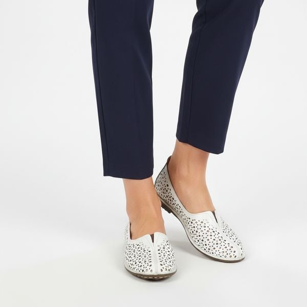 Półbuty damskie Artiker cholewka skóra naturalna perforowana wsuwany fason elastyczne wstawki po bokach zaokrąglony nosek niski krój dopasowana linia. Białe półbuty ARTIKER, na lato, w ażurowe wzory, z jeansu, bez obcasa, na płaskiej podeszwie, bez zapięcia. Za 188,90 zł.