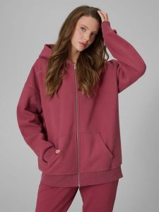 4F Bluza dresowa regular z kapturem damska - burgundowy L. Czerwone bluzy 4f, l, bez wzorów, z dresówki, z kapturem. Za 179,99 zł.