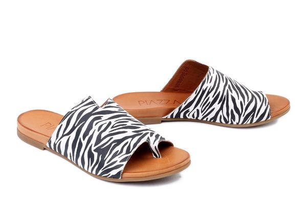 PIAZZA 900000-00 multi, klapki damskie. Białe klapki Piazza, bez wzorów, ze skóry, bez obcasa, na obcasie. Za 269,90 zł.