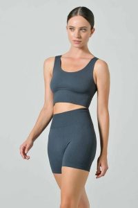 Damskie krótkie legginsy z wysokim stanem Omm Yoga by Risalti Ilena. Czarne legginsy OM, bez wzorów, z elastanu, z podwyższonym stanem, długie. Za 169,99 zł.