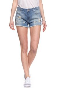 DAMSKIE SPODENKI WRANGLER BOYFRIEND SHORT SUNFADED W29AC293G. Niebieskie szorty Wrangler, z aplikacjami, z jeansu, retro. W wyprzedaży za 69,99 zł.