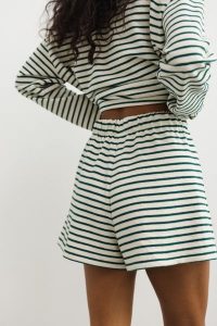 Szorty z bawełny strukturalnej w zielono beżowe paski - PENNY. Brązowe szorty Marsala, bez wzorów, z bawełny, klasyczne. W wyprzedaży za 49,98 zł.