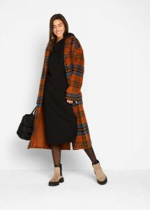 Sukienka dresowa oversized. Czarne sukienki bonprix, bez wzorów, z dresówki, bez kołnierzyka, bez ramiączek. Za 119,99 zł.