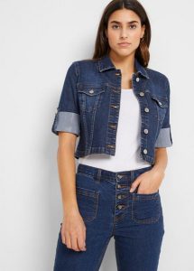 Krótka kurtka jeansowa, rękawy 3/4. Niebieskie kurtki bonprix, bez wzorów, z jeansu, bez kaptura. Za 149,99 zł.