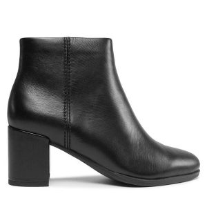Botki Clarks. Czarne botki Clarks, bez wzorów, bez obcasa, na słupku, bez zapięcia. Za 499,99 zł.