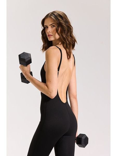 Onamaste Kombinezon "Oshia" w kolorze czarnym do jogi rozmiar: S/M. Czarne kombinezony Onamaste, m, bez wzorów, z materiału, sportowe, bez kołnierzyka, bez ramiączek. Za 222,41 zł.