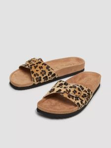 S.Oliver Klapki w kolorze jasnobrązowo-beżowo-czarnym rozmiar: 36. Brązowe klapki s.Oliver, bez wzorów, z otwartym noskiem, bez obcasa. Za 144,92 zł.