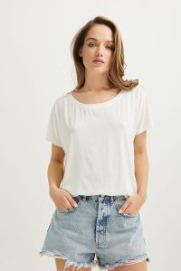 T-SHIRT ALICE MODAL ECRU One size - Flawless. T-shirty Flawless, uniwersalny, bez wzorów, z dresówki, bez kołnierzyka, bez ramiączek. Za 119,00 zł.