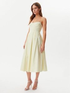 Guess Sukienka koktajlowa W5GK61 WGMR2 Żółty Regular Fit. Żółte kombinezony Guess, z aplikacjami, z wiskozy, wizytowe, bez kołnierzyka, bez ramiączek. Za 499,99 zł.