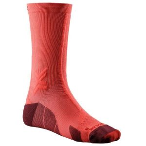 Skarpety do biegania X-Socks Trail Run Discover Crew. Czerwone skarpetki XBIONIC, bez wzorów. Za 109,17 zł.