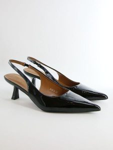 Bellucci Czółenka w kolorze czarnym rozmiar: 38. Czarne czółenka Bellucci, bez wzorów, bez obcasa, bez zapięcia. Za 108,99 zł.