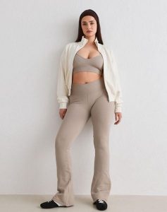 Damskie legginsy bezszwowe, prążkowane, squat proof, dzwony, skrócone ciemny beż. Brązowe legginsy AIM'N, bez wzorów, z dzianiny, z podwyższonym stanem. Za 297,00 zł.