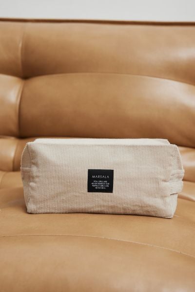 Kosmetyczka ze sztruksu w kolorze BEŻOWYM -TRAVEL medium size. Brązowe kosmetyczki Marsala, bez wzorów, z bawełny. Za 89,90 zł.