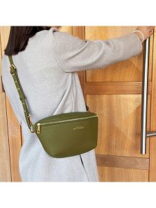 ATELIERS SAINT GERMAIN Skórzana saszetka w kolorze khaki - 26 x 15 x 9 cm rozmiar: onesize. Brązowe nerki i saszetki ATELIERS SAINT GERMAIN, bez wzorów, z materiału. Za 369,99 zł.