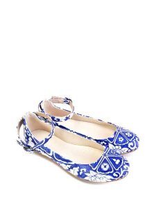 Goby Baleriny w kolorze biało-niebieskim ze wzorem rozmiar: 37. Białe balerinki Goby, bez wzorów, z materiału, bez obcasa, bez zapięcia. Za 165,99 zł.