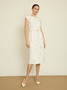 BGN Sukienka w kolorze kremowym rozmiar: 34. Brązowe sukienki BGN, na co dzień, bez wzorów, ze skóry, bez kołnierzyka, bez ramiączek, midi, proste. Za 130,99 zł.