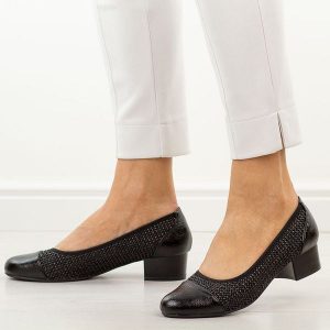 Czarne półbuty damskie na obcasie M.Daszyński Sa200-16. Czarne półbuty M.Daszyński, na jesień, w ażurowe wzory, z materiału, bez obcasa, na obcasie, bez zapięcia. Za 189,00 zł.