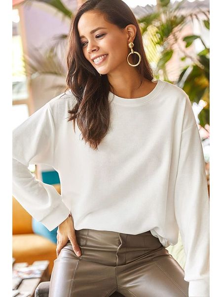 Olalook Bluza w kolorze białym rozmiar: M. Białe bluzy Olalook, m, bez wzorów, bez kaptura. Za 83,22 zł.