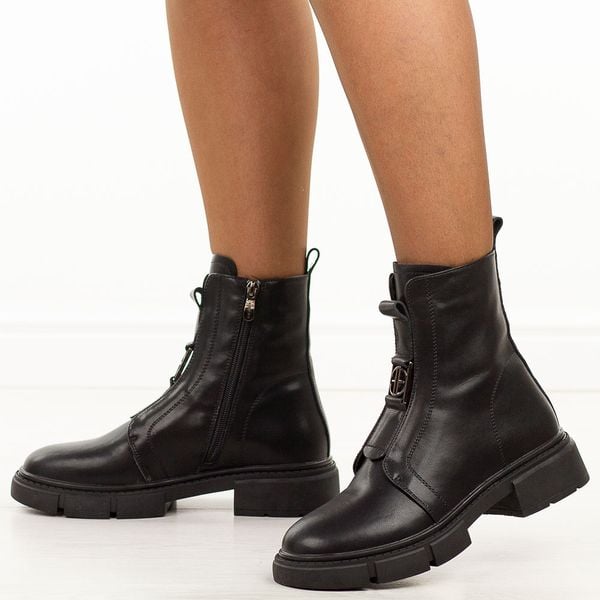 Czarne skórzane botki damskie na traperze Filippo Dbt6524/25. Czarne botki Filippo, na jesień, bez wzorów, z dzianiny, z okrągłym noskiem, bez obcasa, bez zapięcia. W wyprzedaży za 271,15 zł.