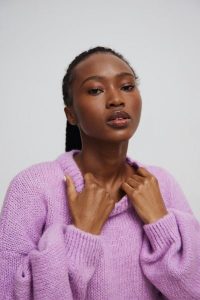 Sweter oversize z bufiastymi rękawami LILA DREAM - RIVERO. Fioletowe swetry klasyczne Marsala, na lato, z wełny, bez kołnierzyka. Za 249,90 zł.