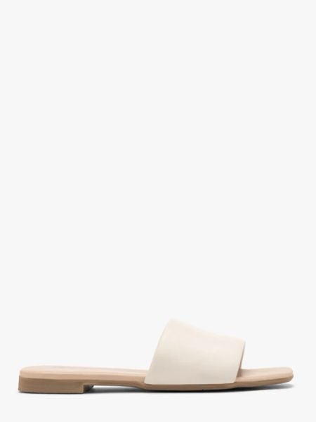 Kremowe płaskie klapki. Brązowe klapki Ryłko, bez wzorów, ze skóry, bez obcasa, na płaskiej podeszwie. Za 279,99 zł.