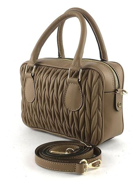 Marlon Skórzana torebka "Dianna" w kolorze jasnobrązowym - 24 x 17 x 8 cm rozmiar: onesize. Brązowe torebki klasyczne Marlon, bez wzorów, z materiału, przez ramię, bez dodatków. Za 309,65 zł.