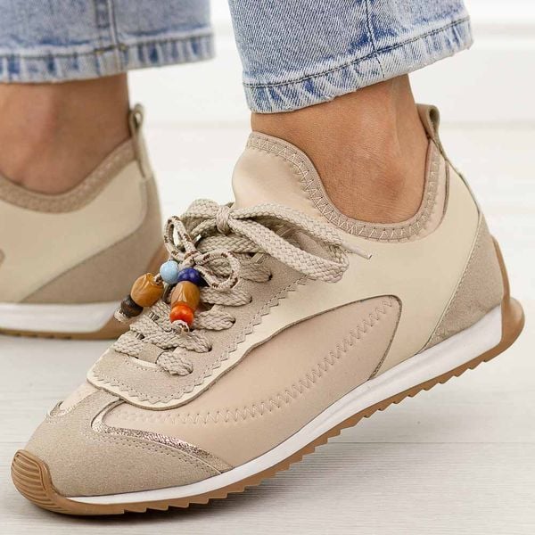 Beżowe półbuty damskie T.Sokolski 963. Brązowe półbuty Sokolski, na jesień, z aplikacjami, z jeansu, z okrągłym noskiem, bez obcasa, na płaskiej podeszwie, bez zapięcia. Za 299,00 zł.