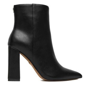 Botki Nine West. Czarne botki Nine West, bez wzorów, bez obcasa, na słupku, bez zapięcia. Za 279,99 zł.