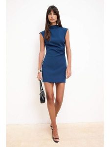 Trendyol Sukienka w kolorze morskim rozmiar: 40. Niebieskie sukienki Trendyol, bez wzorów, bez kołnierzyka, bez ramiączek, mini. Za 73,99 zł.
