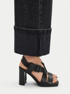 G-Star Raw Sandały EO-ELLEN-LT2680-3 Czarny. Czarne sandały G-Star, bez wzorów, ze skóry, bez obcasa, na słupku, bez zapięcia. Za 223,99 zł.