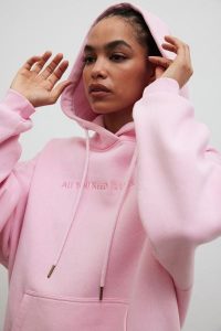 Bluza z kapturem oraz HAFTEM w kolorze MARSHMALLOW PINK - GARSON. Różowe bluzy Marsala, m, bez wzorów, z bawełny, z kapturem. Za 329,90 zł.