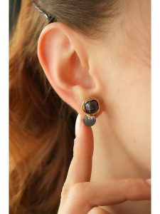 Pierres delicates Pozłacane kolczyki-wkrętki z labradorytami rozmiar: onesize. Szare kolczyki Pierres delicates, z labradorytem, pozłacane. Za 43,99 zł.