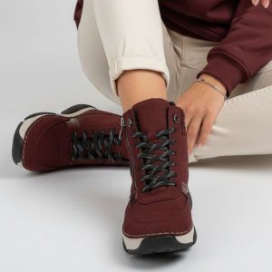 Trzewiki damskie Rieker, antistress ocieplane futerkiem i na grubej podeszwie, czerwone, 45960-35. Czerwone botki Rieker, bez wzorów, bez obcasa, bez zapięcia. Za 389,00 zł.