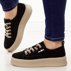 Czarne skórzane półbuty damskie Filippo Dp6122/26. Czarne półbuty Filippo, na jesień, bez wzorów, ze skóry, z okrągłym noskiem, bez obcasa, na platformie, bez zapięcia. Za 239,00 zł.