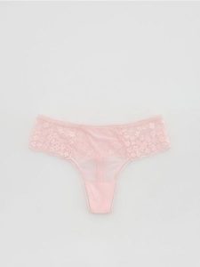 Majtki typu stringi z koronką - pastelowy róż. Czerwone stringi Reserved, bez wzorów, z koronki. Za 39,99 zł.