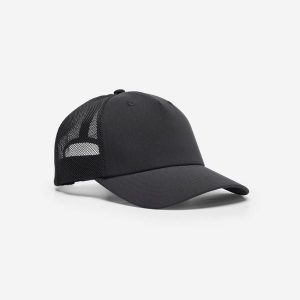 Czapka z daszkiem fitness Domyos. Czarne czapki DOMYOS, bez wzorów, z elastanu, eleganckie. Za 39,99 zł.