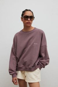 Bluza damska o kroju regular fit w kolorze FOGGY DAY - PHENIX-UNI. Fioletowe bluzy Marsala, uniwersalny, bez wzorów, z bawełny, bez kaptura. Za 279,90 zł.