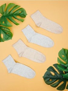 Skarpetki 4 pack - wielobarwny. Skarpetki Sinsay, bez wzorów. W wyprzedaży za 6,99 zł.