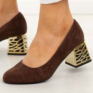 Czekoladowe zamsz Polskie czółenka damskie Suzana 594. Brązowe czółenka Suzana, bez wzorów, z zamszu, z okrągłym noskiem, bez obcasa, na obcasie, bez zapięcia. Za 249,00 zł.