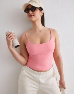 Damski top treningowy bezszwowy, modelujący, cienkie ramiączka Shape różowy. Brązowe topy AIM'N, l, bez wzorów, z dzianiny, bez kołnierzyka, bez ramiączek. Za 173,60 zł.