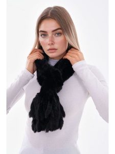Lucky Bees Szal w kolorze czarnym - 106 x 15 cm rozmiar: onesize. Czarne szaliki Lucky Bees, bez wzorów, z futra. Za 143,90 zł.