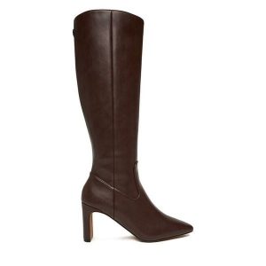 Kozaki Nine West. Brązowe kozaki Nine West, bez wzorów, bez obcasa, na słupku, bez zapięcia. Za 299,99 zł.