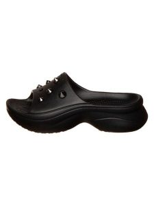 Crocs Klapki "Bae Studded Slide" w kolorze czarnym rozmiar: 36/37. Czarne klapki Crocs, bez wzorów, z otwartym noskiem, bez obcasa. Za 174,95 zł.
