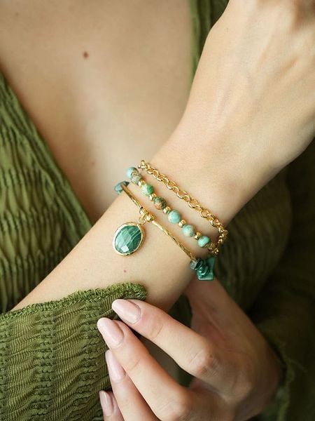 L'Atelier de Gaia Pozłacana bransoletka z elementami ozdobnymi rozmiar: onesize. Zielone bransoletki L'Atelier de Gaia, z malachitem, pozłacane. Za 88,64 zł.