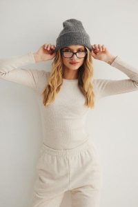 Dopasowany top z długim rękawem w kolorze LATTE MELANGE - MOODY-M. Brązowe topy Marsala, m, bez wzorów, z bawełny, bez kołnierzyka, bez ramiączek. Za 129,90 zł.
