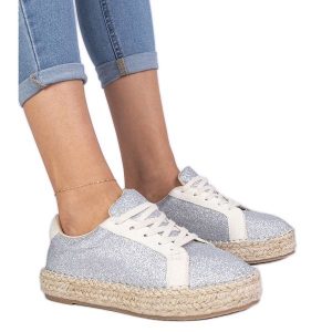 Srebrne damskie espadryle zdobione brokatem srebrny. Szare espadryle z aplikacjami, z materiału, bez obcasa. Za 73,74 zł.