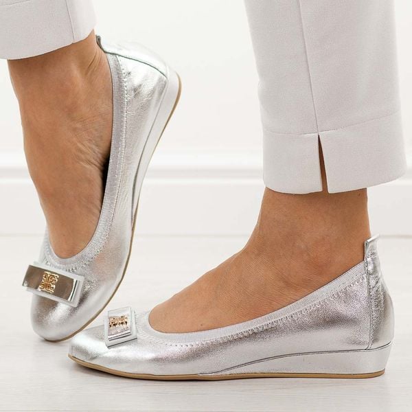 Srebrne skórzane Polskie baleriny damskie Prestige 2236. Szare balerinki Prestige, bez wzorów, ze skóry, z okrągłym noskiem, bez obcasa, na koturnie, bez zapięcia. Za 399,00 zł.