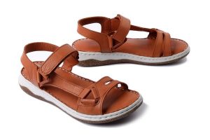 ARTIKER RELAKS 54C0602 brązowy, sandały damskie. Brązowe sandały Artiker Relaks, bez wzorów, bez obcasa, na płaskiej podeszwie, bez zapięcia. Za 153,93 zł.