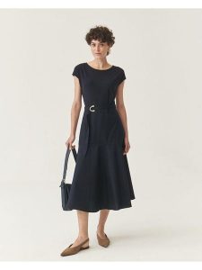 TATUUM Sukienka w kolorze granatowym rozmiar: L. Niebieskie sukienki Tatuum, l, bez wzorów, z tkaniny, bez kołnierzyka, bez ramiączek, midi. Za 279,11 zł.